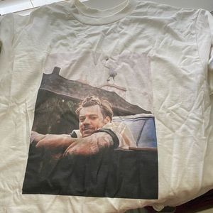 Harry Styles leaning tee